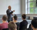 Bild: Tobias Grieb/exb
Europaabgeordneter Ismail Ertug diskutierte am Tag des Grundgesetzes mit Zehnt- und Elftklässlern des Herzog-Christian-August-Gymnasiums über Politik.