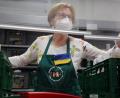 Bild: Wolfgang Steinbacher
Mitarbeiterinnen und Mitarbeiter der Tafel Amberg bekunden mit selbst gestrickten Ukraine-Flaggen auf der Brust ihre Solidarität mit den Geflüchteten.