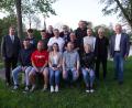 Bild: kaz
Sie lösen Roland Sächerl (Reihe Mitte, Vierter von links) als Vorsitzenden ab: Hans Zaus, Mirjam Müller und Georg Panzer (sitzend von links). Als Kassier sind Maximilian Memmel und Maria Heser tätig (sitzend von links). Pius Müller und Christoph Sächerl (stehend, Zweiter und Dritter von links) sind die neuen Jungkolpingleiter. Katrin Pasieka-Zapf (hinten links) wird mit Markus Lehner Schriftführer. Luzia Söllner, Josef Fischer, Martin Prechtl, Michael Heser und Alfred Kick sind Beisitzer (von links). Pfarrer Thomas Kraus (links) und Bürgermeister Roman Schäffler (rechts) gratulierten und dankten ihnen.
