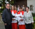 Bild: dob
Christa Wildenauer (rechts) zeigt ein großes Herz für die Ministranten in der Pfarrgemeinde. Anlässlich der Maiandacht in der Christophorus-Kapelle mit der Gruppe "TriAngel" aus Waldthurn (im Hintergrund) überreicht sie mit zwei ihrer Enkelkinder an Dekan Alexander Hösl 2000 Euro.
