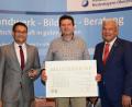 Bild: Foto Kraus/exb
Kraftfahrzeugmechanikermeister Rainer Krapf (Mitte) aus Freihung erhielt von Kammervizepräsident Gerhard Ulm (rechts) und Geschäftsführer Alexander Stahl (links) seinen Goldenen Meisterbrief.