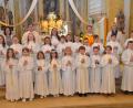 Bild: dob
20 Buben und Mädchen feiern am Festtag Christi Himmelfahrt in der katholischen Stadtpfarrkirche Erstkommunion.