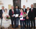 Bild: prh
Mit Rita Steiner (Vierte von rechts) und Günter Stich (Dritter von links) wurden zwei langjährige Kommunalpolitiker von Landrat Andreas Meieer (rechts) mit der Kommunalen Verdienstmedaille in Bronze ausgezeichnet. Darüber freuten sich MdL Dr. Stephan Oetzinger (Vierter von links) und die Bürgermeister Robert Lindner (links) und Richard Kämmerer (Dritter von rechts) sowie die Ehepartner der beiden Geehrten.
