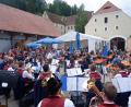 Bild: bö
Die Blasmusik der Trachtenkapelle Hohenburg und der Schweinsbraten aus dem Backofen der Kirwaleit waren die Genüsse beim Vatertagsfest vor dem Musikstadl in Hohenburg.