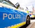 Symbolbild: Philipp von Ditfurth/dpa
Einsatzfahrzeuge der Polizei an einem Straßenrand.