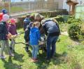 Bild: tja
Die teilnehmenden Kinder an der Aktion "Vielfaltskiste" bepflanzen nach eigenen Ideen ihre Holzkiste mit Unterstützung der Gartenbauvereinsmitglieder.