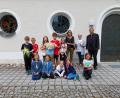 Bild: exb/Schiller
Die Schirmitzer Kommunionkinder unterstützen mit ihrer Spenden das Ambulante Kinderhospizteam aus Regensburg.