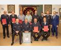 Bild: Bernhard Eckstein
Die Feuerwehr Münchenreuth hat mit Josef Ernst (vorne, Zweiter von links) einen neuen Ehrenvorsitzenden. Das Bild zeigt ihn mit Kommandant Klaus Grötsch (vorne links), Bürgermeister Bernd Sommer (rechts) und den für 40-jährige Treue geehrten Mitgliedern.