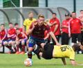 Bild: G. Büttner
Grafenwöhrs Angreifer Luca Reiß (links) war in der ersten Halbzeit kaum zu stoppen. Der Burglengenfelder Verteidiger Patrick Eberl (Nummer 15) wurde ein ums andere Mal überlaufen und bereits nach nicht einmal einer halben Stunde ausgewechselt.