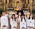 Bild: Nicole Koller
Die Kommunionkinder von St. Ursula (von links): Sebastian Kellner, Luisa Wassner, Lena Leißl, Ludwig Sperlich, Isabella Kummer, Jana Leißl, Marlies Ehbauer und Anna Eierer zusammen mit Pfarrer Christian Schulz.
