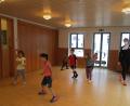 Bild: Evangelischer Kindergarten Tirschenreuth/exb
Kinder des evangelischen Kindergartens mit Trainern des SSV Jahn (rechts) bei der „Ballschule“.