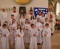 Bild: swo
Die Erstkommunionkinder aus der Pfarrei Gebenbach mit Pfarrvikar Christian Preitschaft (rechts) und Wolfgang Schöpf (links), der die Kinder beim Gottesdienst führte und begleitete.