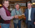 Bild: gsp
Getestet und für gut befunden! Bräuwirt Martin Sterk, Festwirt Reinhard Gschrey und Oberbürgermeister Michael Cerny (von links) bei der Bierprobe.
