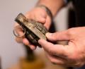Bild: Susann Prautsch/dpa
Ein 65-Jähriger aus Oberfranken hat beim Aufräumen seines Geräteschuppens eine Granate gefunden - glücklicherweise ohne Sprengstoff.