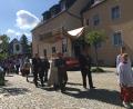 Bild: Pfarrei Waldeck/exb
In einer langen Prozession trug Pfarrer Heribert Stretz das Allerheiligste durch den Markt.