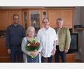 Bild: fz
Goldene Hochzeit feierten Hannelore und Werner Hacker. Pfarrer Manuel Sauer und zweiter Bürgermeister Erich Sperber (hinten von links) gratulierten.