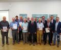Bild: MGV Schirmitz/exb
Vorstand und Jubilare des Männergesangvereins „Frohsinn“ Schirmitz (von links) Hans Sommer, Herbert Wolf, Ulli Herrmann, Wolfgang Rother, Harri Glagowsky, Gerhard Loreth, Roland Werner, Wolfgang Bäumler, Klaus Schmalzreich, Siegfried Schönig, Reinhard Völkl, Wolfgang Ziegler, Bürgermeister Ernst Lenk.