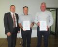 Bild: adj
Bürgermeister Reinhard Sollfrank (von links) überreichte die Medaille mit Urkunden an Alfons Plößner und Mario Piller.