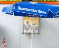 Bild: Alessandra Schellnegger/BJV/dpa
Das Pressefoto Bayern des Jahres 2021 trifft die Stimmung: Die Biergärten sind geöffnet, Teststationen mittlerweile überflüssig und im Impfzentrum ist immer weniger los.