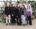 Bild: wro
Die Familie Schinner lebt und arbeitet in Güttern (Marktgemeinde Fuchsmühl). Im Bild von rechts Hildegard, Hans-Joachim, Sandra, Luisa und Simona Schinner. Ergänzt wird der Familienkreis von Jonas Grehling, der Freund von Simona Schinner.