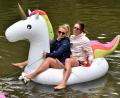 Bild: Stephan Huber
Sandra (links) und Franzi pfeifen auf das schlechte Wetter.