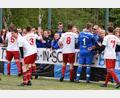 Bild: Gebert
Abklatschen mit den Fans: Die Sportfreunde Kondrau haben den Klassenerhalt geschafft und spielen auch kommende Saison in der Kreisliga.