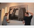 Bild: jr
Eine der letzten Arbeiten: Im Eingangsbereich zum Museum wird ein Bild der "Resl" platziert.