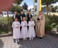 Bild: wmi
Jonathan Friedrich (Vorbach) , Lukas Drechsler (Oberbibrach), Damian Loran (Vorbach) (hinten von links). sowie Marie Dötterl (Schlammersdorf), Maia Wildner (Menzlas) und Mona Iannone (Vorbach) (vorne von links) empfangen von Prior Adrian Kugler in der Pfarrkirche St. Luzia in Schlammersdorf ihre erste heilige Kommunion.