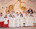Bild: fvo
Die Erstkommunionkinder der Pfarrei St. Sebastian Waldthurn mit Ministranten, Pfarrer Norbert Götz sowie Lehrerin und Rektorin