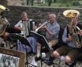 Bild: wro
Beim Vatertagsfest der DJK Falkenberg im Hof der Burg spielten die Heusterz-Musikanten auf.