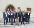 Bild: fg
Bürgermeister Hermann Falk (links) mit den neu vereidigten Feldgeschworenen (ab Zweiter von links) Josef Dotzler, Ludwig Fischer, Alfred Strobl, Bernhard Wisgickl, Georg Fischer, Wolfgang Falk, Michael Reif, Norbert Graf, Heinz Müller und Vermessungsoberrat Sebastian Hubmann (rechts).