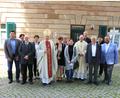 Bild: Robert Neuber/exb
Bischof Dr. Rudolf Voderholzer (Fünfter von links) dankte unter anderem (von links) Roland Bodner und Martina Schreyer vom Pfarrgemeinderat, Kirchenpfleger Michael Dötsch, Elisabeth Merkl und Martina Oguntke (beide Pfarrgemeinderat), Pfarrer Heribert Stretz, Thomas Deubzer (Pfarrgemeinderat), Mesner Josef Weidner, Frauenbund-Vorsitzender Andrea Zeitler und Bürgermeister Hans Walter für den Empfang.