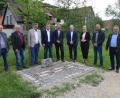 Bild: bö
In Hohenburg wurden die "Fußspuren gegen das Vergessen" ihrer Bestimmung übergeben (von links): Schmidmühlens Heimatpfleger Josef Popp Schmidmühlen, stellvertretender Bürgermeister Martin Bauer, die Bürgermeister Peter Braun, Stefan Braun und Florian Junkes, Landrat Richard Reisinger, Kreisrätin Susanne Braun, Marktrat Bastian Wittl und 3. Bürgermeister Johann Seitz.