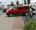 Bild: Wolfgang Steinbacher
Eine Situation, wie sie Radfahrer kennen. Weil der Autofahrer, der in die Fuggerstraße einbiegen will, vor allem nach links schaut, um sich in den fließenden Verkehr einzufädeln, bemerkt er den von rechts kommenden Radfahrer nicht. Der muss ausweichen.