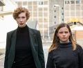 Bild: Claudia Konerding/Radio Bremen/dpa
Linda Selb (Luise Wolfram, l) und Liv Moormann (Jasna Fritzi Bauer) im "Tatort: Liebeswut".