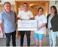 Bild: bsc
Sichtlich überrascht nahm Bürgermeister Oskar Schuster (links) bei der Jahreshauptversammlung des Förderkreises Freibad eine Spende von 10.000 Euro von (von rechts) Patricia Henze, Lisa Rauh und Julian Fleischmann entgegen.