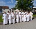 Bild: hok
Pfarrer Thomas Kohlhepp feiert mit den Erstkommunionkindern in der katholischen Pfarrgemeinde Mantel den Festgottesdienst.