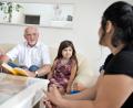 Bild: David Ebener/dpa
Das Projekt Familienpaten gibt es auch in Nürnberg: Familienpate Jürgen Schreier unterhält mit der von ihm unterstützten irakischen Familie Ghafoor.
