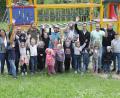 Bild: exb/Beatrice Obst
Mit ihren Papas und Birgit Zant (links), der Leiterin des städtischen Kindergartens Anton Ferazin, lassen die Kinder die traditionelle Vatertagswanderung wieder aufleben.