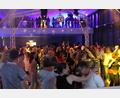 Bild: fks
Der Blick vom DJ-Pult in den Saal zeigte, dass viele Besucher sich zum Takt der Musik bewegten und ausgelassen feierten.