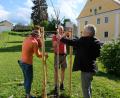 Bild: le
Renate und Markus Staschewski und Bürgermeister Robert Lindner (von links) legten kräftig mit Hand an.