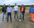 Bild: jr
Mit einem symbolischen Spatenstich begann am Dienstag der Straßenausbau von Zirkenreuth nach Großensees. Mit dabei waren (von links) Niklas Betzl (Ingenieurbüro Bork), Bauamtsleiter Thomas Grillmeier (VG Mitterteich), Robert Ernstberger (Ingenieurbüro Bork), Bürgermeister Johann Burger und Polier Martin Pongratz (Firma Dankerl).