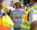 Symbolbild: Christoph Schmidt/dpa
Ein Mann trägt auf einer Demonstration der Initiative "Querdenken" ein T-Shirt mit der Aufschrift "Impfpflicht - Nein Danke". Die Demonstration richtet sich gegen die Corona-Politik der Bundesregierung.
