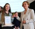 Bild: Hirsch
Ministerialbeauftragte Mathilde Eichhammer (rechts) überreichte der Nabburger Realschülerin Lilli Schmidbauer (links) den "MaxEL" in der Kategorie "Kreative Leistung".