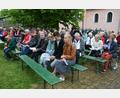 Bild: jr
Viele Gläubige aus dem ganzen Stiftland waren zum Freiluftgottesdienst an Christi Himmelfahrt zur Christuskirche gekommen.