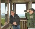 Bild: mmj
Fotoapparat und Fernglas: Utensilien, die Hermann Markgraf (links) und Gerald Reiter auf der Aussichtskanzel am Böhmerwaldturm meistens dabeihaben.