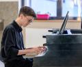 Bild: Tobias Neubert/exb
Adam König am Klavier.