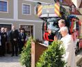 Bild: prh
Stadtpfarrer Josef Häring und Pfarrer Ulrich Gruber (von rechts) erteilten drei neuen Fahrzeugen der Neustädter Feuerwehr den kirchlichen Segen.
