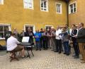 Bild: jzk
Die Liedertafel Kemnath und der Sängerbund Immenreuth überraschten beim Frühschoppen am Vatertag die Gäste im Klosterhof mit drei Liedvorträgen.