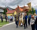 Bild: gut
Pfarrer Hans Zeltsperger mit der Monstranz und dem Allerheiligsten. Im Hintergrund die frisch renovierte Dorfkapelle in Hannesreuth.